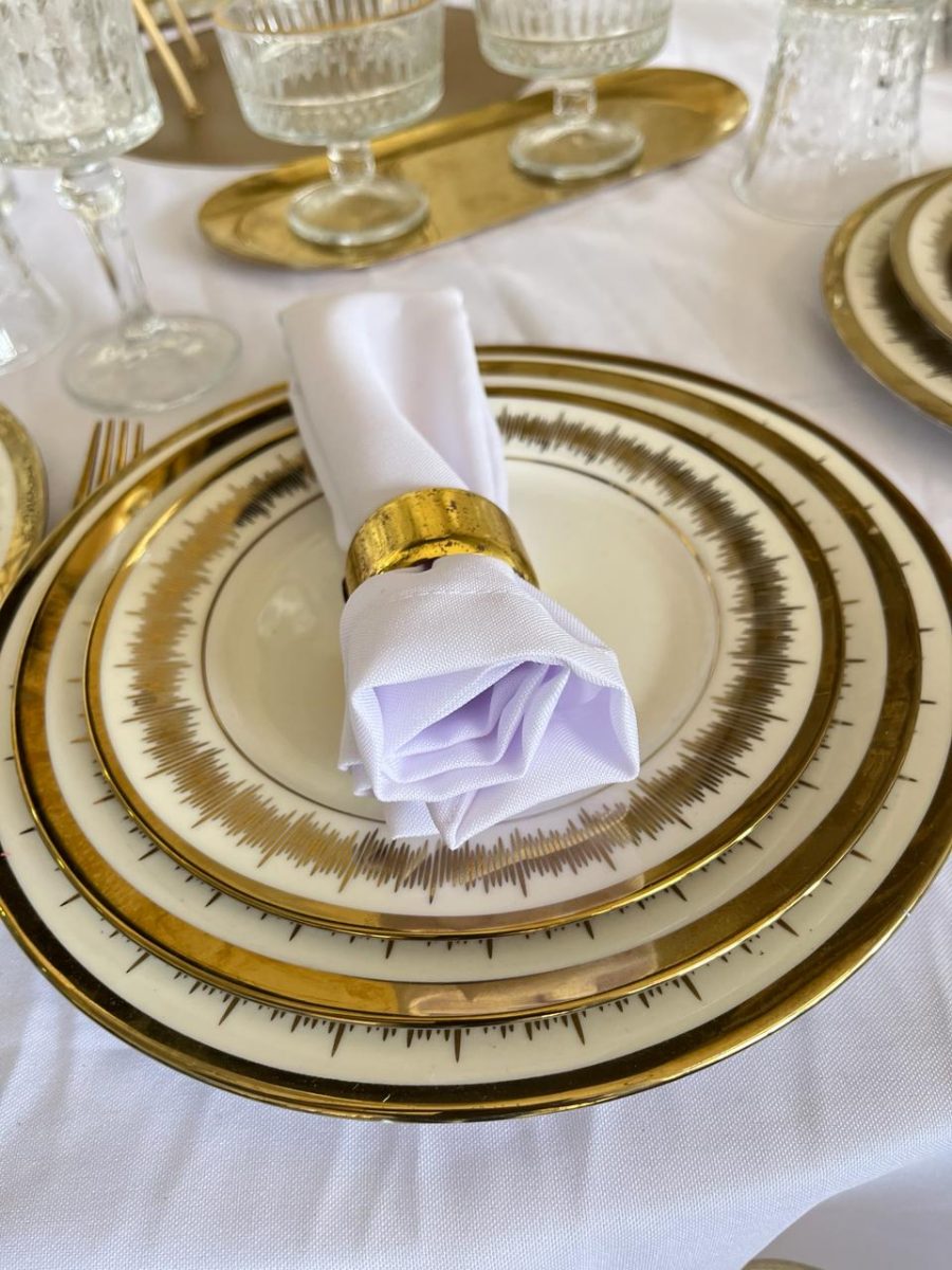 Assiette de présentation à liseré doré avec serviette et rond de serviette