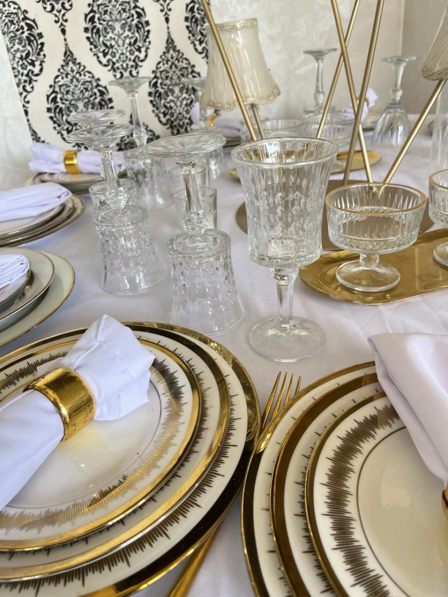 Dressage de table avec vaisselle dorée et verrerie en cristal