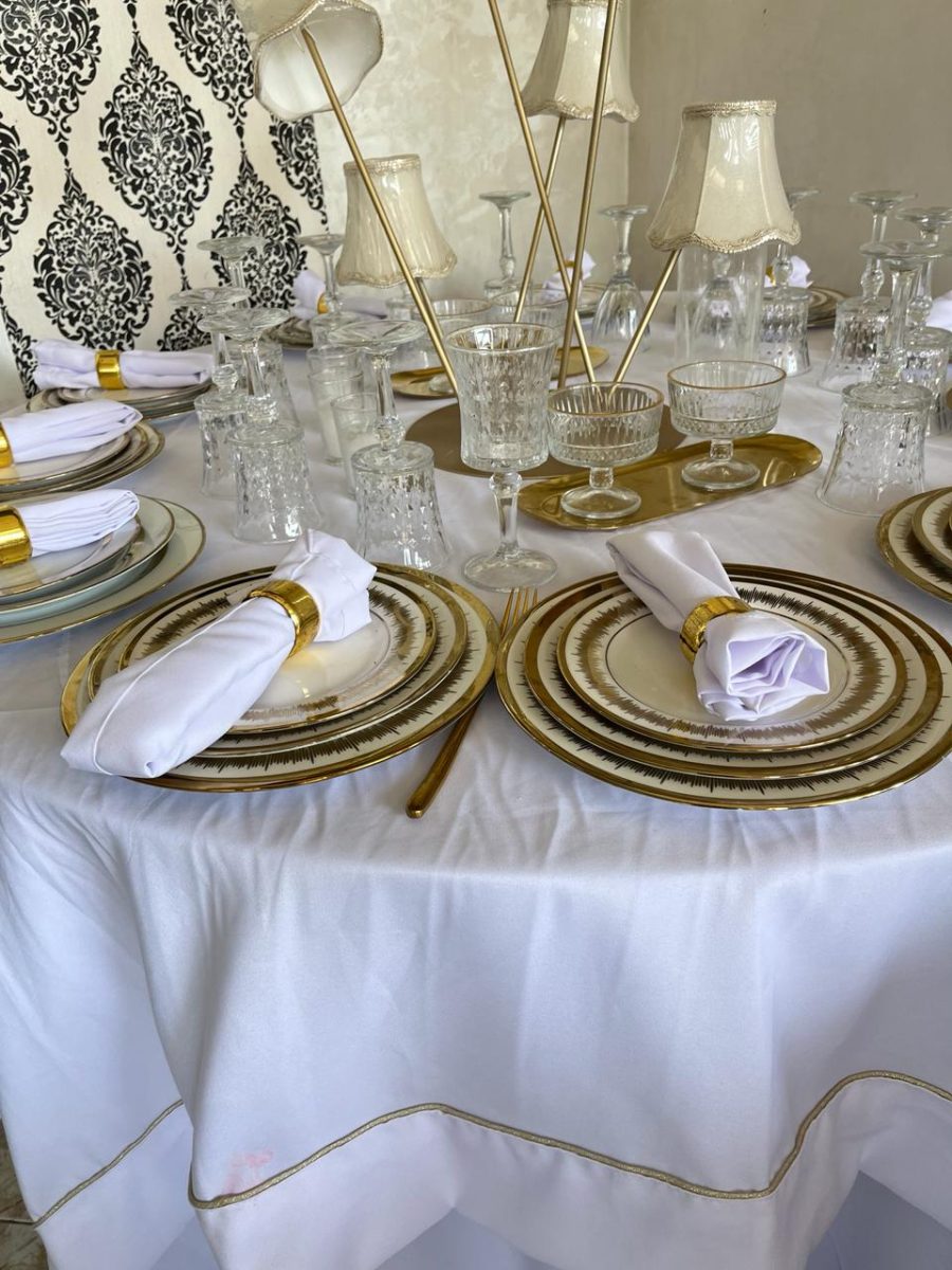 Table de réception dressée en doré avec lampes de centre de table