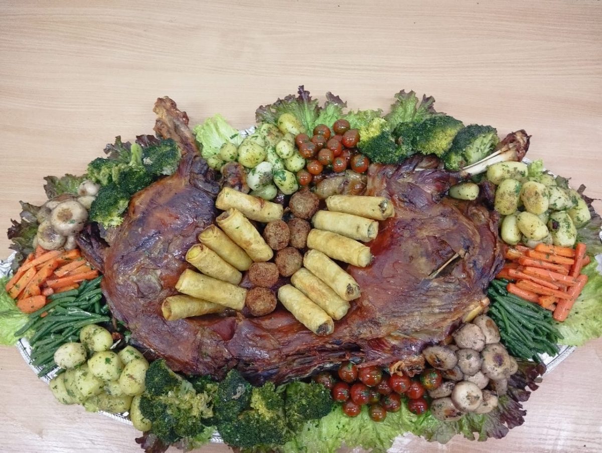 Plat de méchoui garni de briouates et légumes vapeur