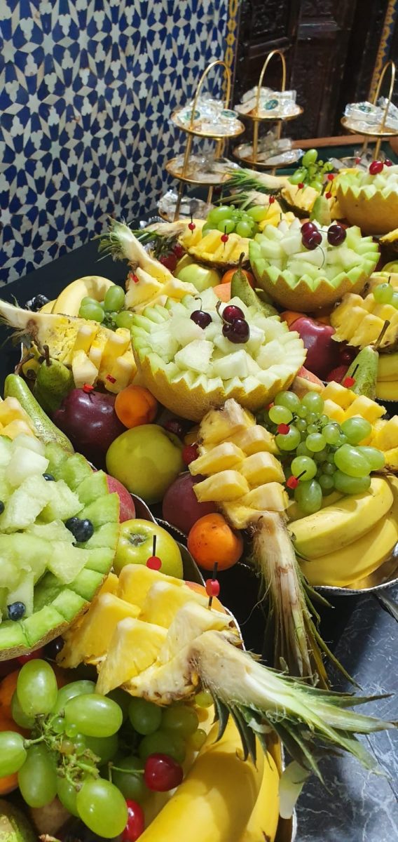 Buffet de fruits sculptés en présentation événementielle