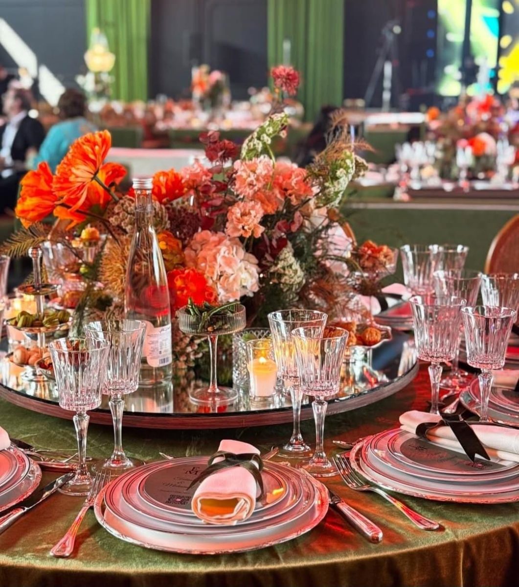 Table de réception dressée à centre floral orange