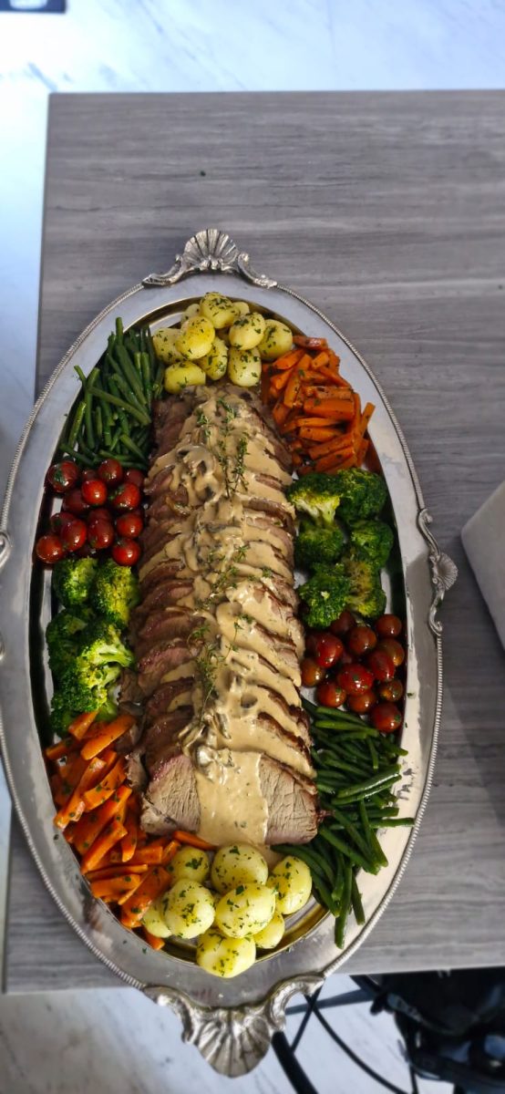 Plateau de rôti tranché à la sauce et légumes