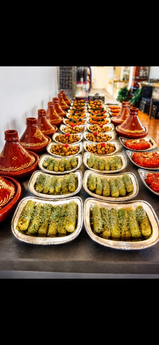 Buffet de tajines décorés et plats variés