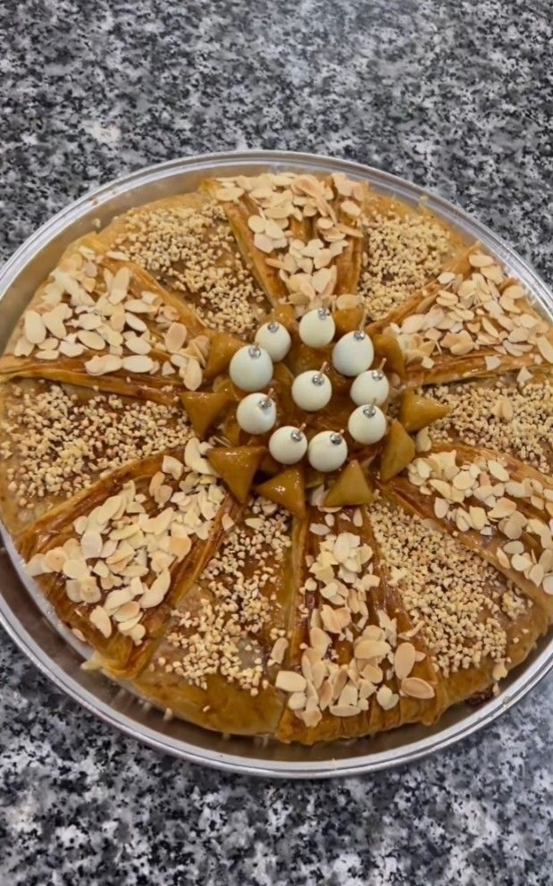 Pastilla aux amandes décorée de dragées