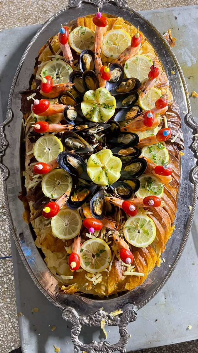 Pastilla géante aux fruits de mer sur plateau