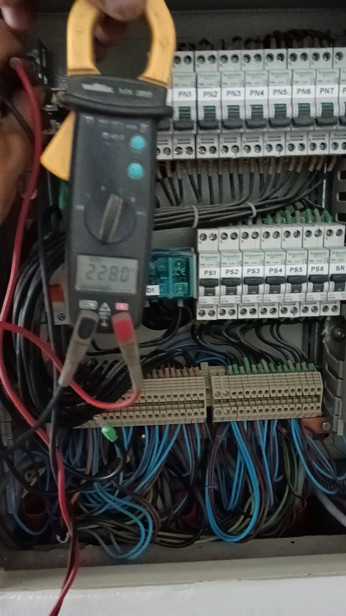Mesure de tension (228 V) à la pince ampèremétrique sur une armoire électrique