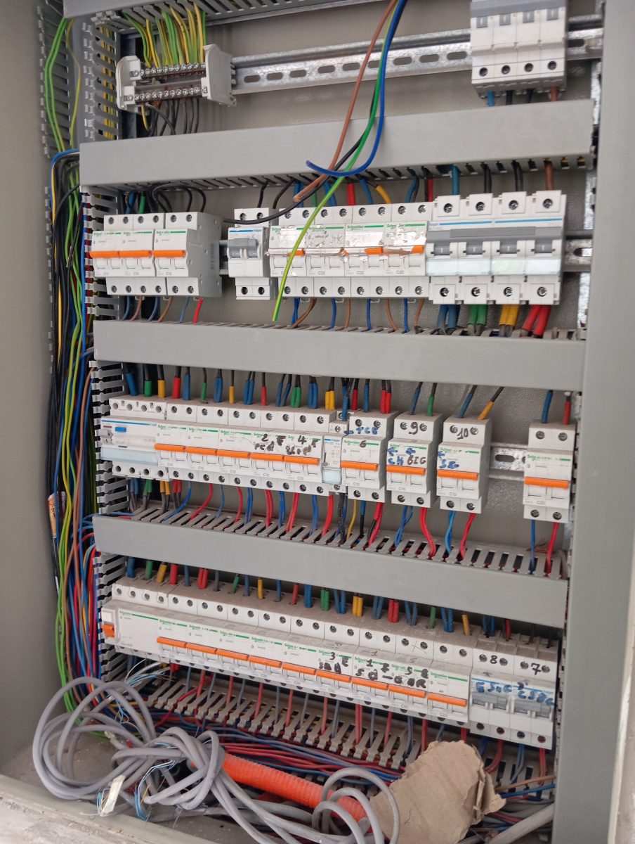 Armoire électrique de distribution entièrement câblée et repérée