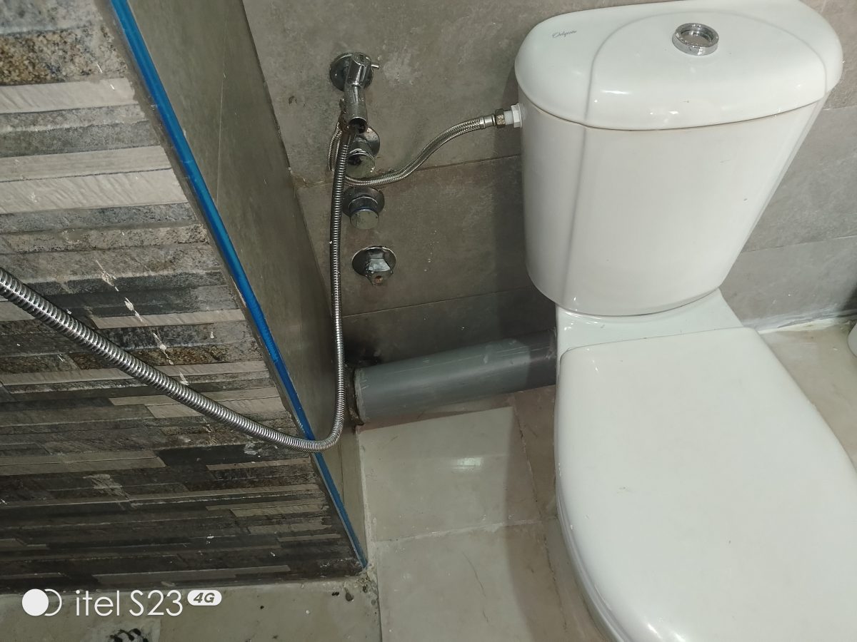 Installation d'un WC à réservoir avec flexibles et robinets d'arrêt