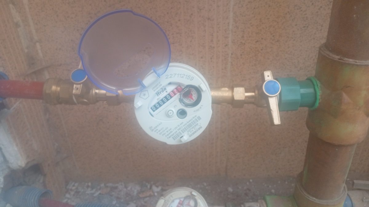 Pose d'un compteur d'eau avec vannes d'arrêt sur colonne