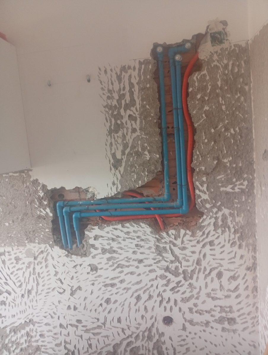 Passage de tubes PPR encastrés dans une saignée murale