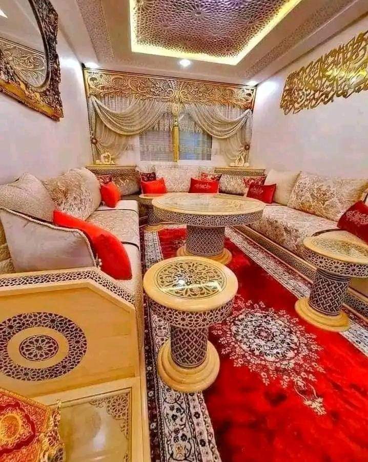Salon marocain doré à tables sculptées