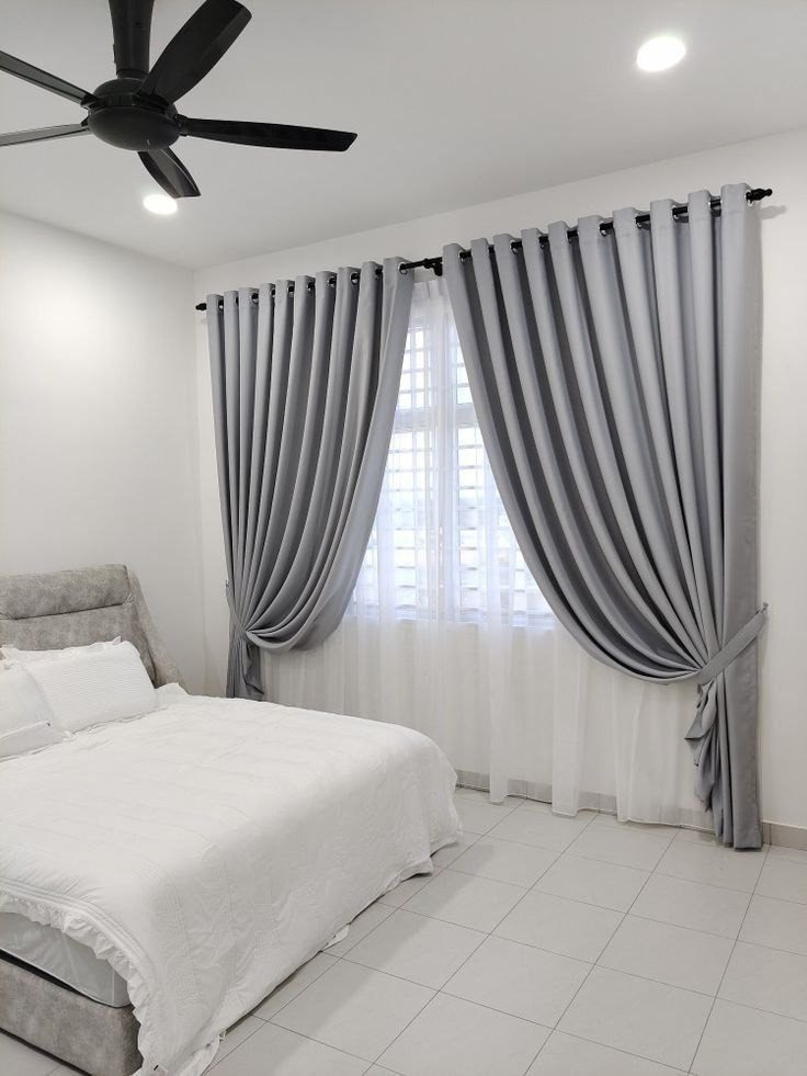 Chambre à rideaux gris à oeillets et voilage blanc