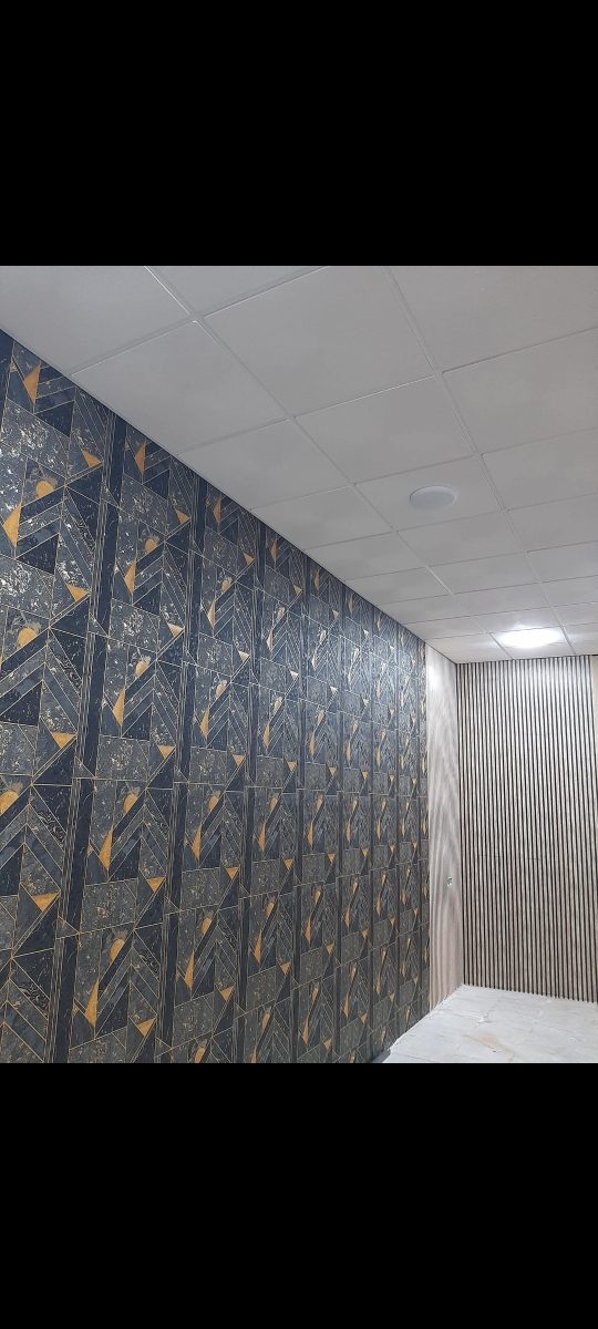 Mur décoratif à panneaux géométriques noir et or avec tasseaux et faux plafond