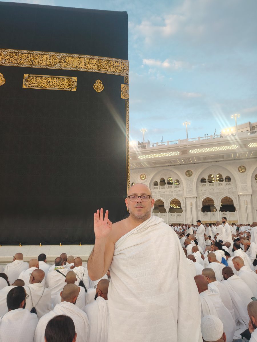 Pèlerin en ihram devant la Kaaba à La Mecque