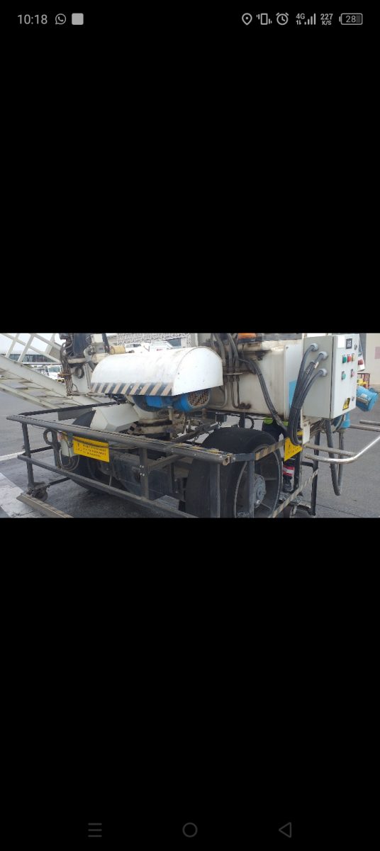 Machine de traçage de marquage routier