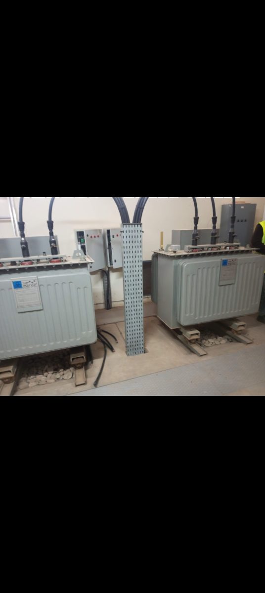 Transformateurs électriques raccordés dans un poste, sur chemins de câbles