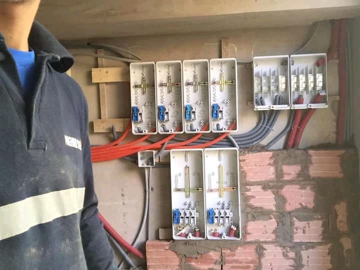 Ensemble de coffrets et compteurs électriques raccordés sur mur