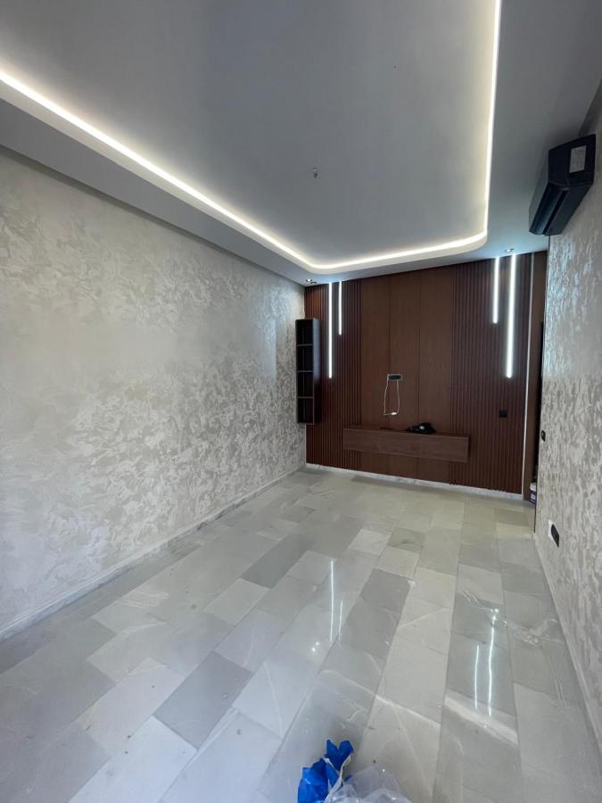 Séjour en peinture décorative nacrée avec panneau bois à LED verticales