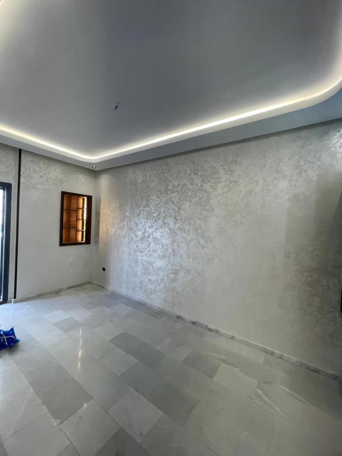 Pièce en peinture décorative nacrée grise avec faux plafond LED et sol marbre