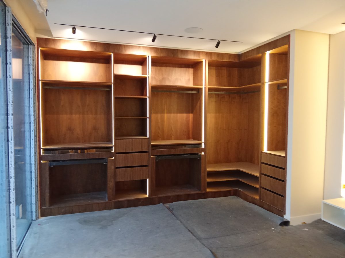 Dressing d'angle en bois de noyer avec éclairage LED intégré