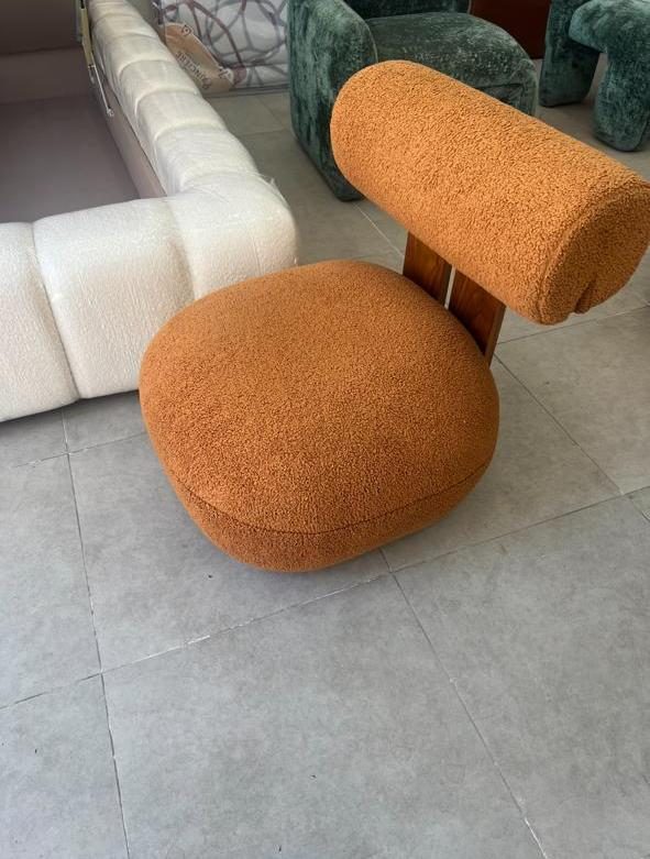 Fauteuil bas tapissé en tissu bouclé orange à piètement bois