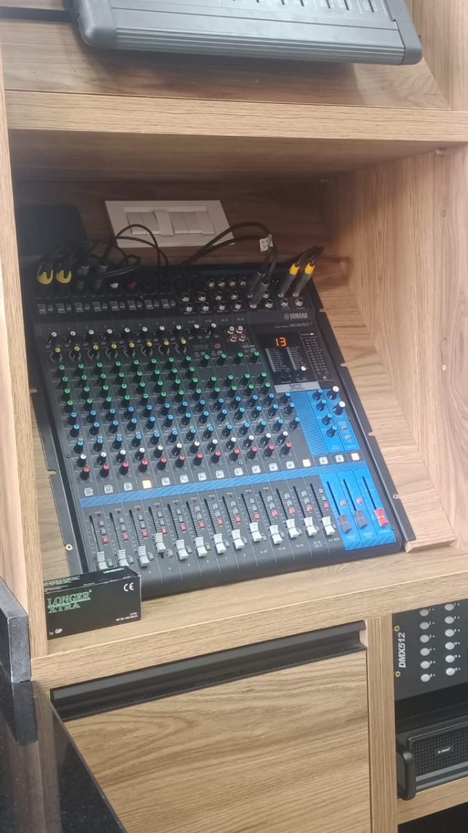 Console de mixage audio Yamaha intégrée dans un meuble