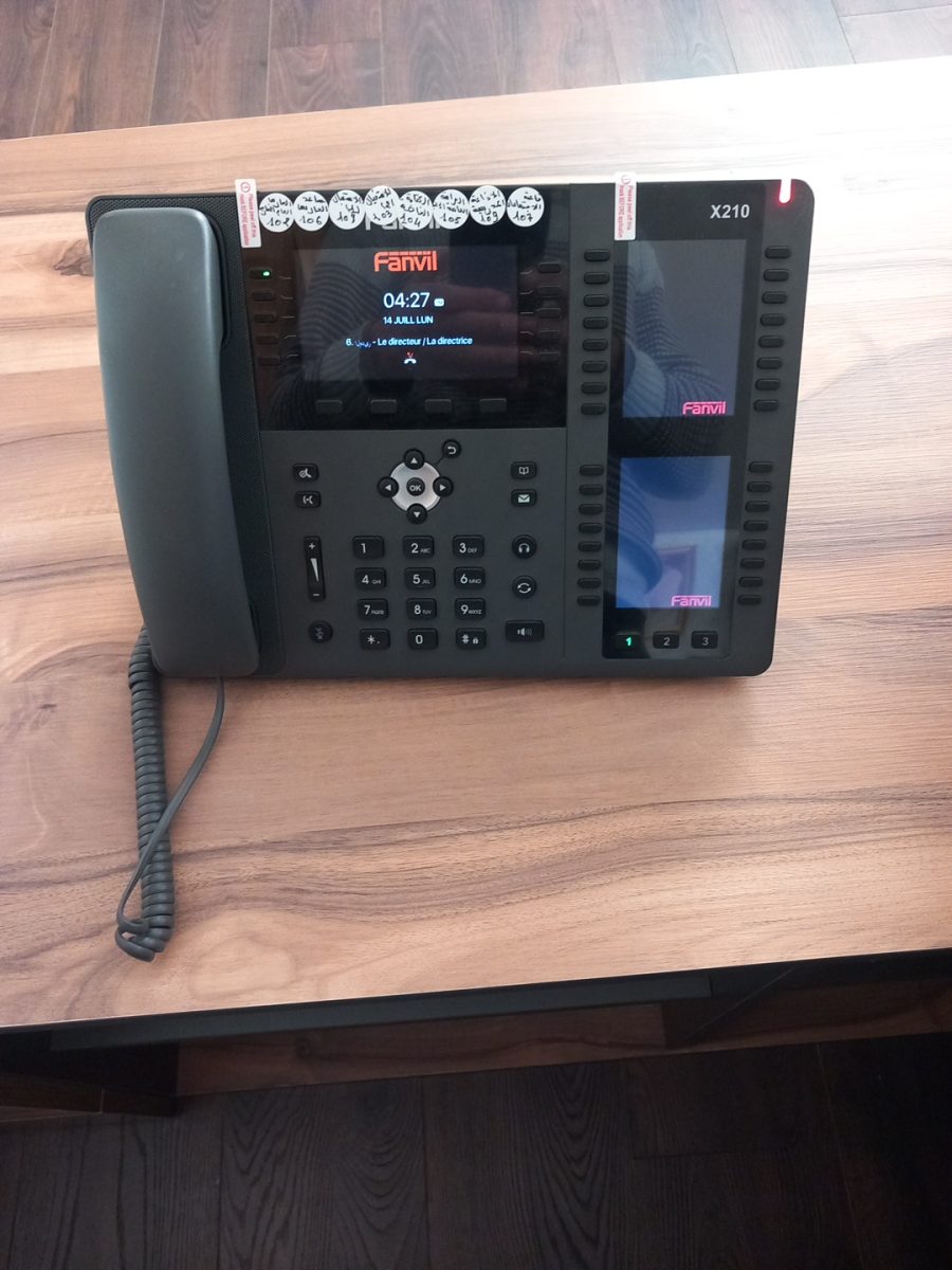 Poste téléphonique IP Fanvil X210 sur un bureau