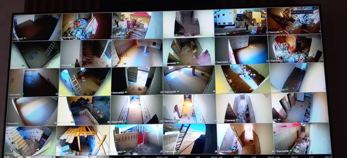 Écran de vidéosurveillance affichant 30 caméras d'un chantier