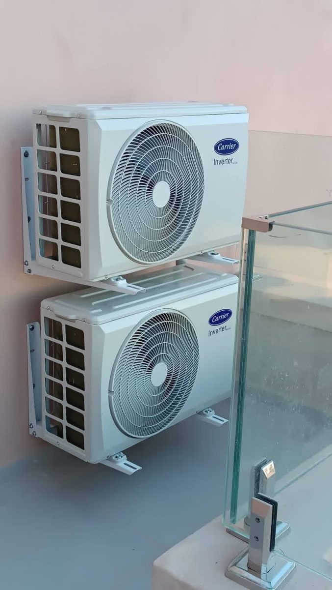 Deux groupes de climatisation Carrier Inverter superposés en façade