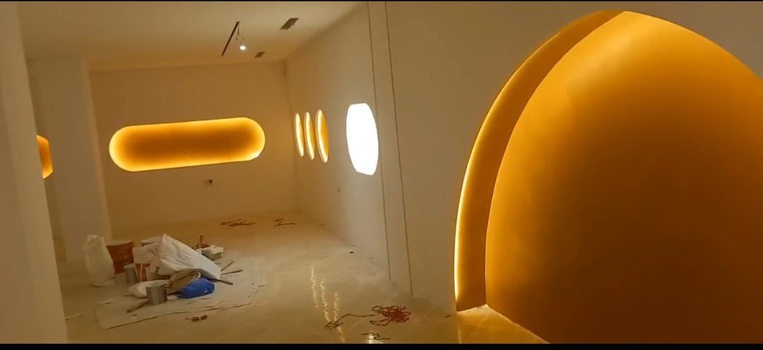 Décor lumineux à niches ovales et coupole rétroéclairées LED ambrées
