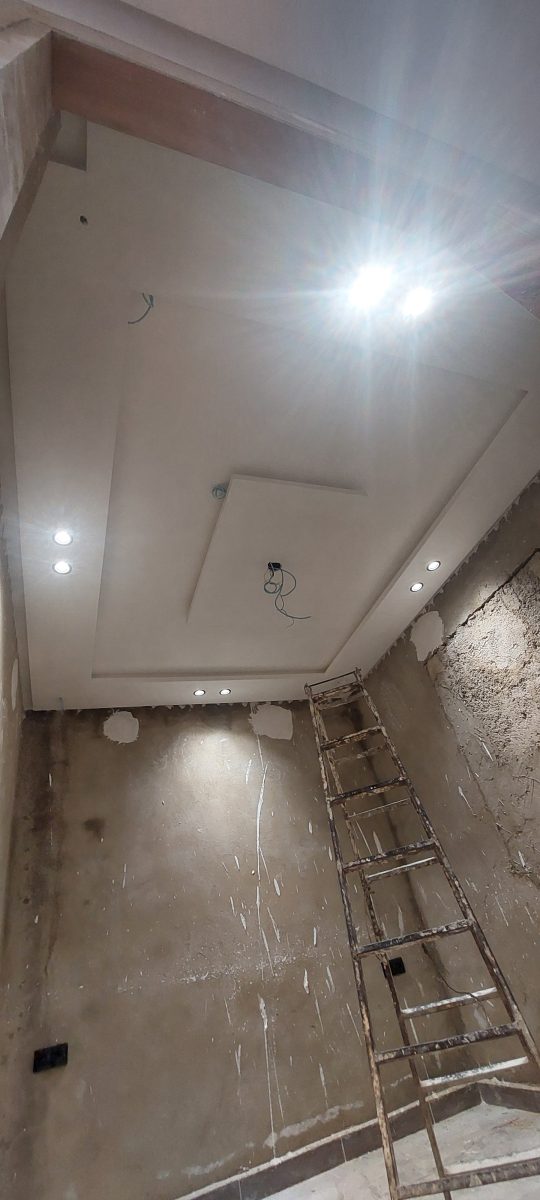 Faux plafond à décroché équipé de spots LED encastrés, en cours