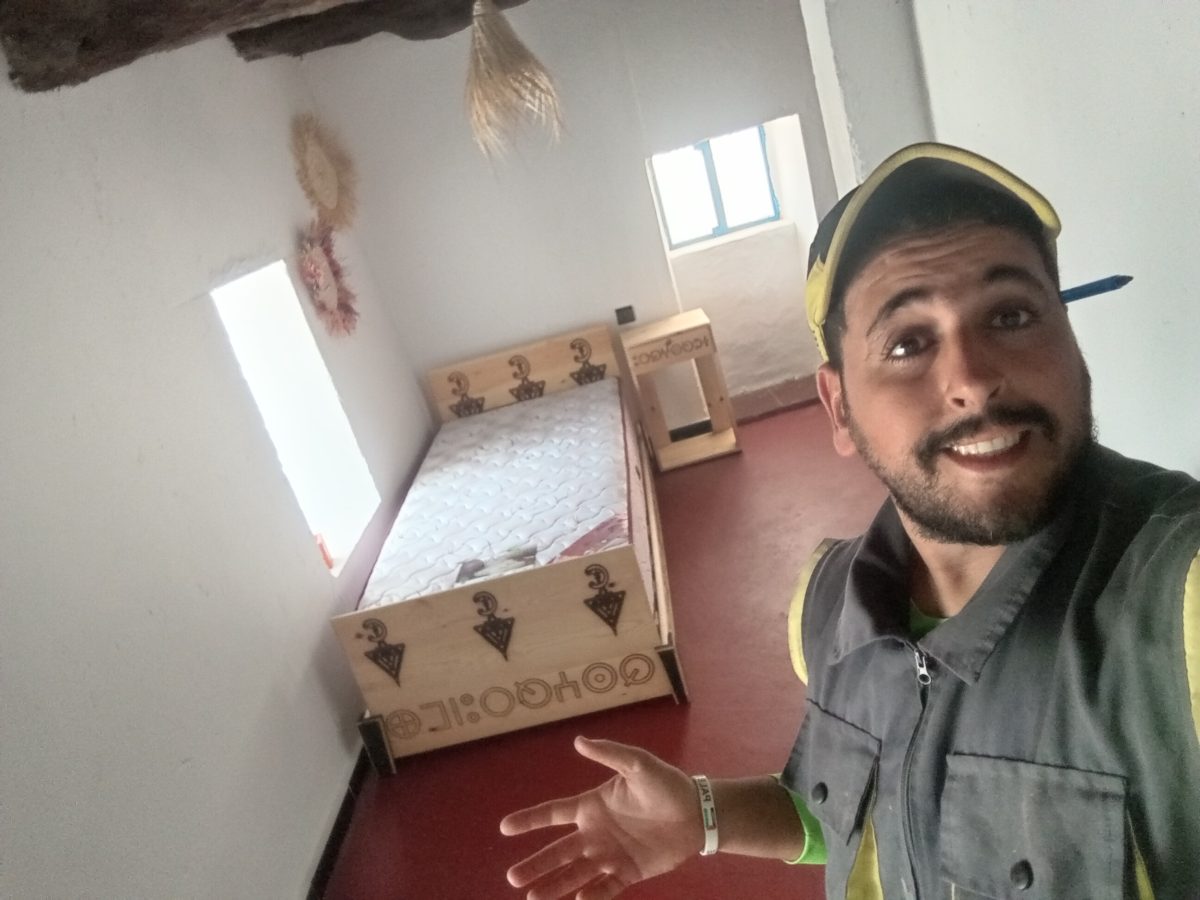 Lit d'enfant en bois massif à motifs amazighs gravés