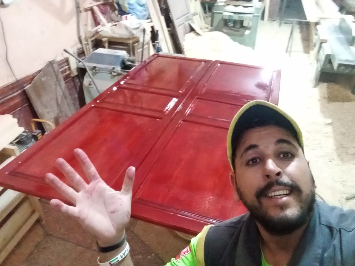 Porte en bois massif laquée rouge, réalisée en atelier
