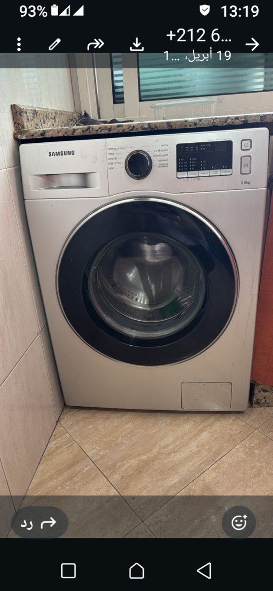 Machine à laver Samsung à hublot 6 kg installée dans une cuisine