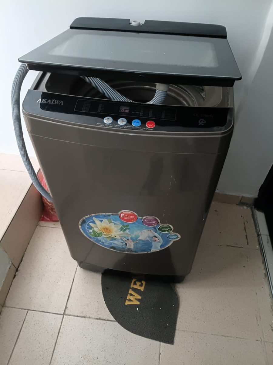 Machine à laver AKAÏWA à chargement par le haut, tuyaux raccordés