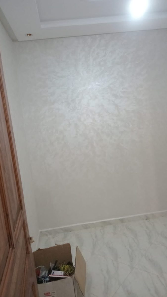 Mur en peinture décorative nacrée argentée avec faux plafond