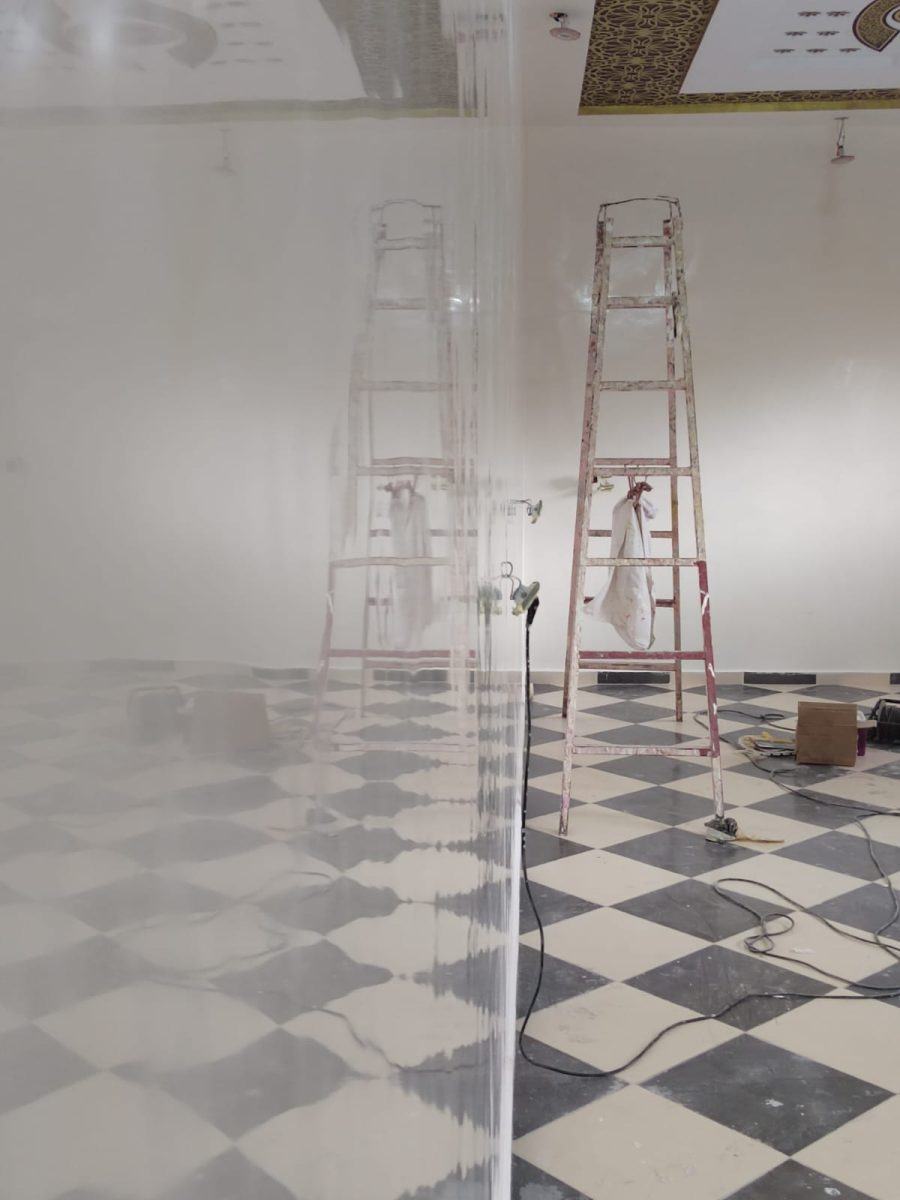 Salle en cours de peinture avec sol à damier et faux plafond arabesque