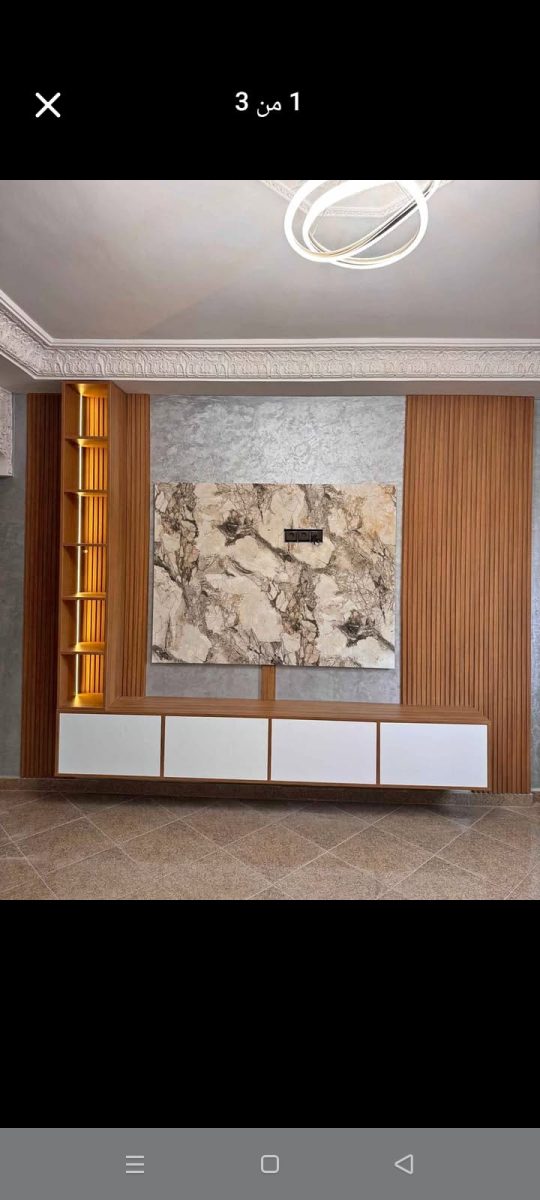 Habillage mural TV avec tasseaux bois, panneau marbre et étagères LED