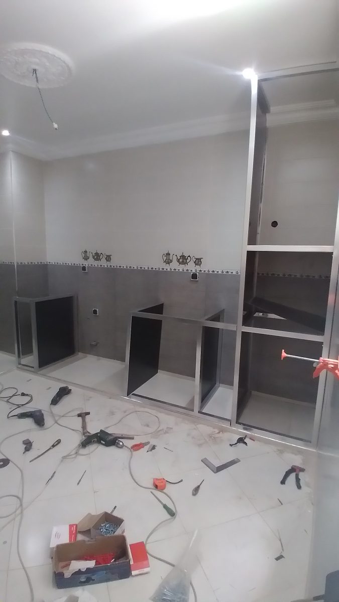 Caissons de cuisine en aluminium en cours d'assemblage