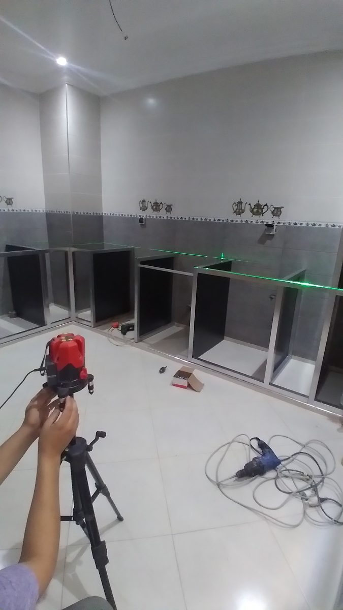 Montage de meubles de cuisine en aluminium contrôlé au niveau laser