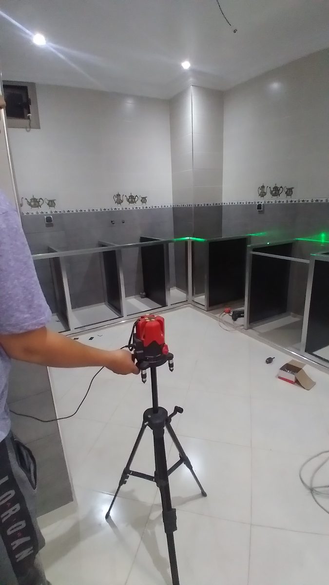 Montage d'une cuisine en aluminium avec contrôle au niveau laser