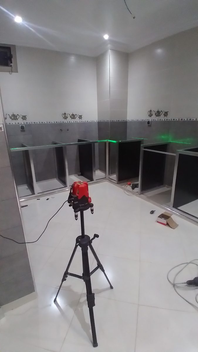 Caissons de cuisine en aluminium alignés au niveau laser