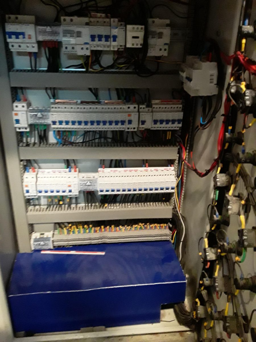 Armoire électrique industrielle à disjoncteurs, contacteurs et câblage