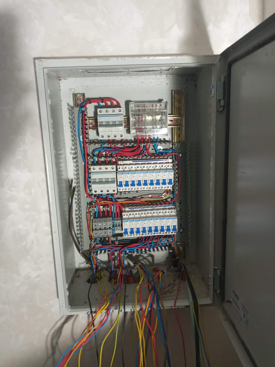 Coffret électrique à disjoncteurs et câblage multicolore