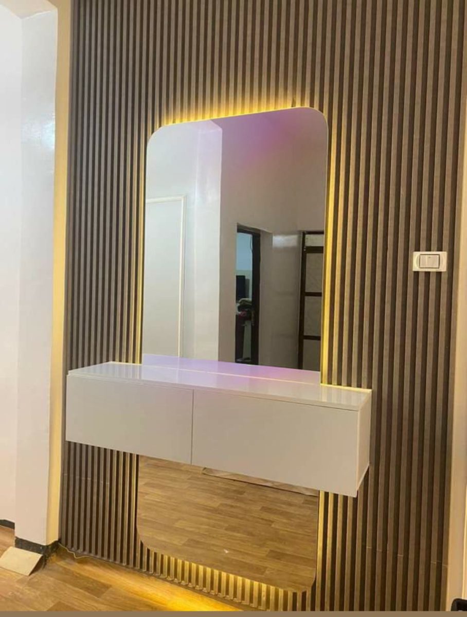 Console d'entrée avec miroir rétroéclairé LED et habillage mural en tasseaux