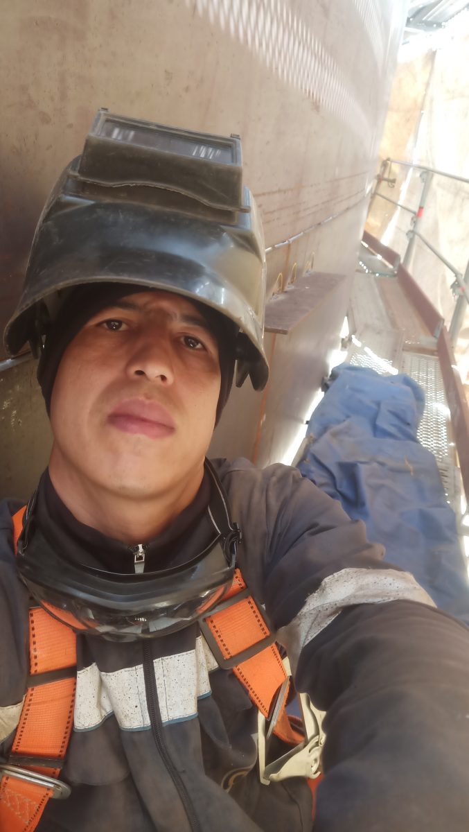 Travaux de soudure sur une structure métallique (silo) en hauteur