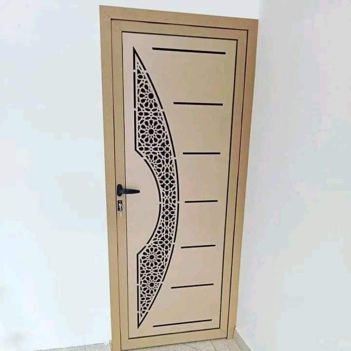 Porte en aluminium beige à découpe laser vague et arabesque