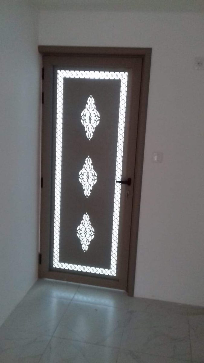 Porte en aluminium à médaillons arabesques découpés et rétroéclairés