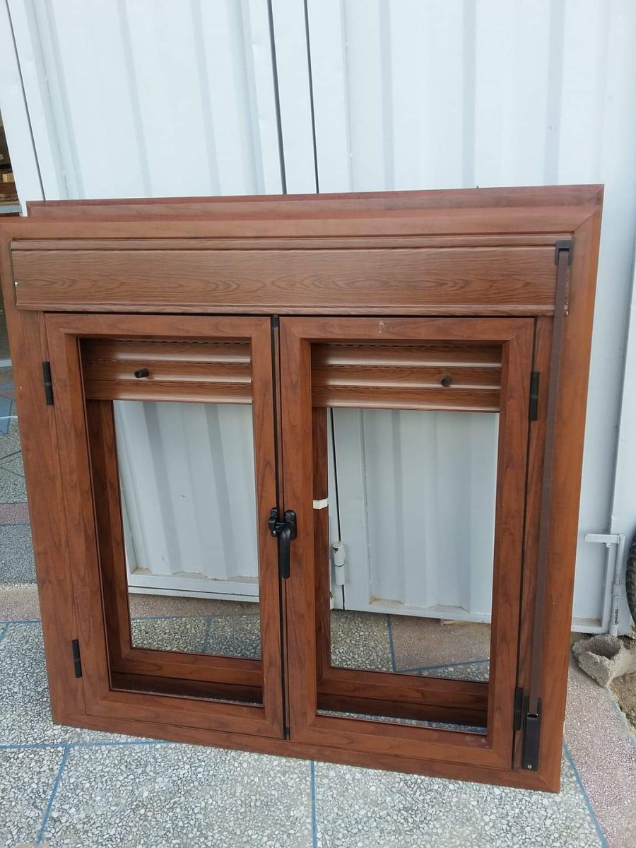 Fenêtre en aluminium imitation bois avec volet roulant intégré